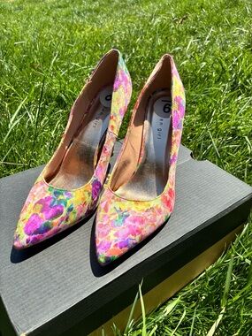 Madden girl Floral Pointed-Toe Women's Pumps - Size 9